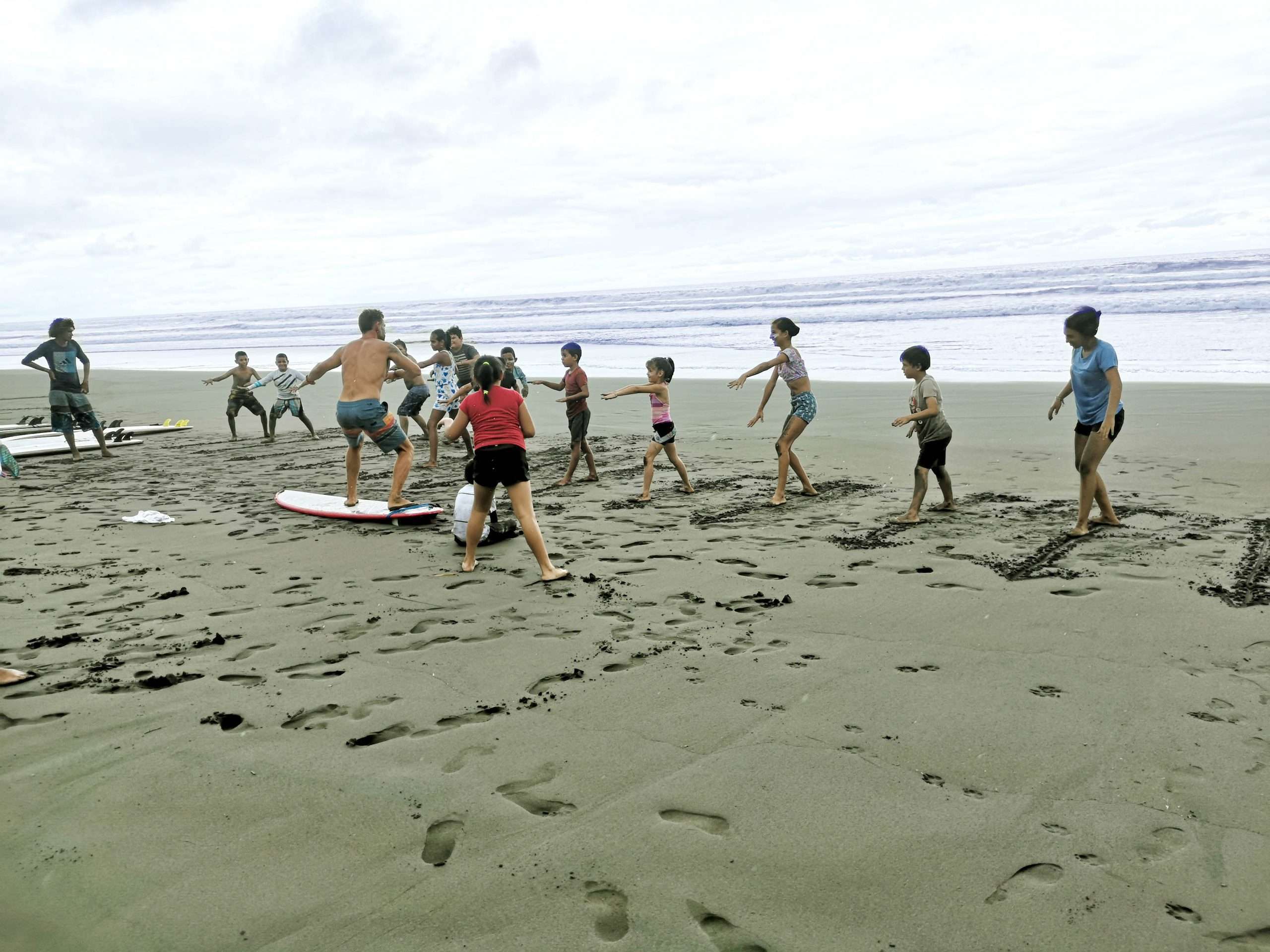 Kinder der Costa Ballena lernen das Surfen